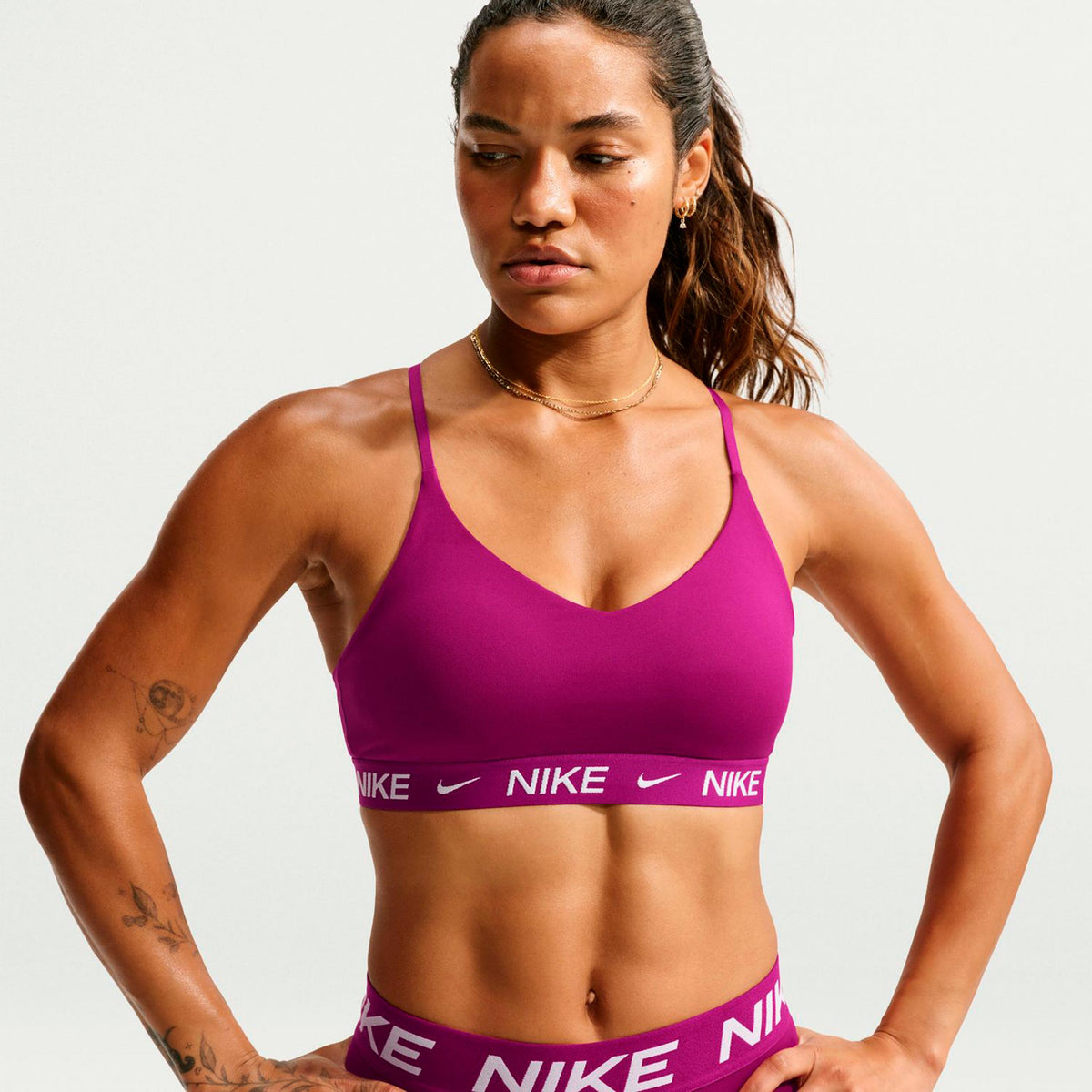 Nike Dri-Fit INDY Light Support Stanik sportowy Kobiety - jagoda, biały